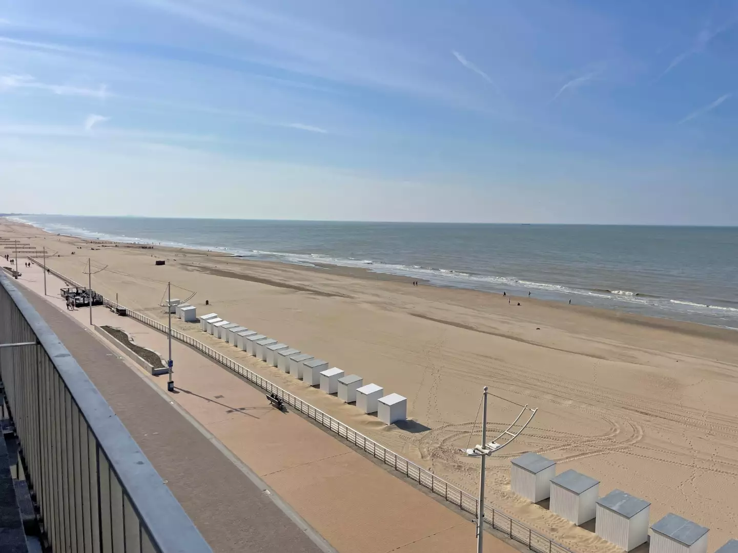 Instapklaar appartement op de zeedijk van Koksijde.