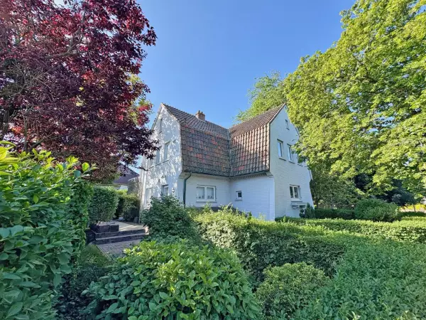 Charmante kustvilla met rustige ligging.