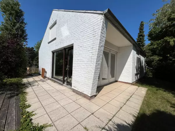 Te renoveren villa - rustig gelegen op 1 km van zee