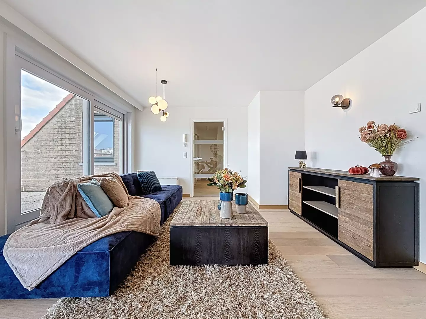 Ruim twee-slaapkamerappartement met uitzicht op zee en de Sint-Bernarduskerk