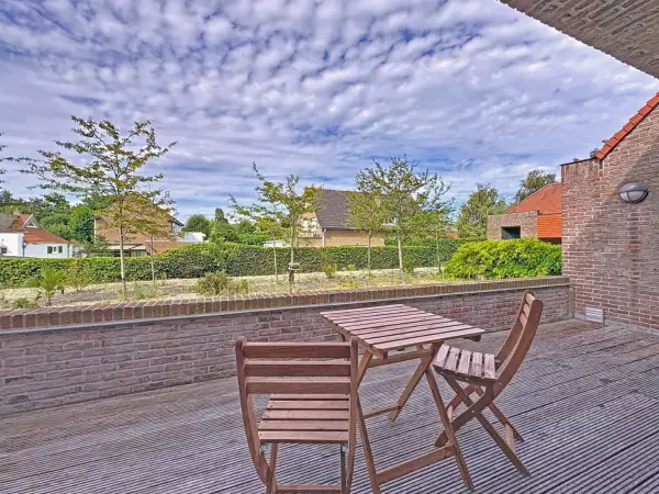 Gelijkvloers appartement met terras en tuin.