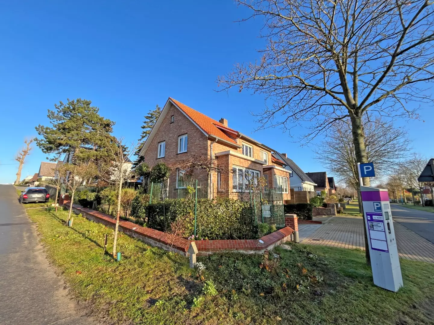 Halfopen bebouwing drie slaapkamers op 500m van zee.