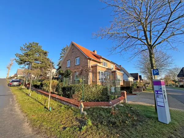 Halfopen bebouwing drie slaapkamers op 500m van zee.