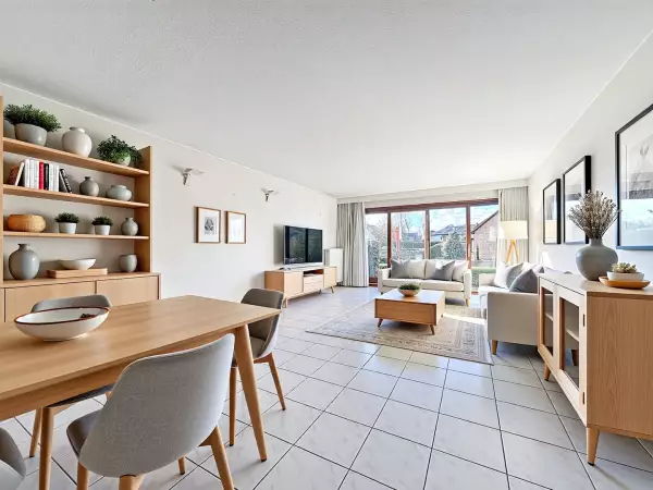 Instapklaar appartement met terras aan voor -en achterzijde.