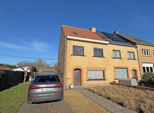 Op te knappen woning met grote tuin.