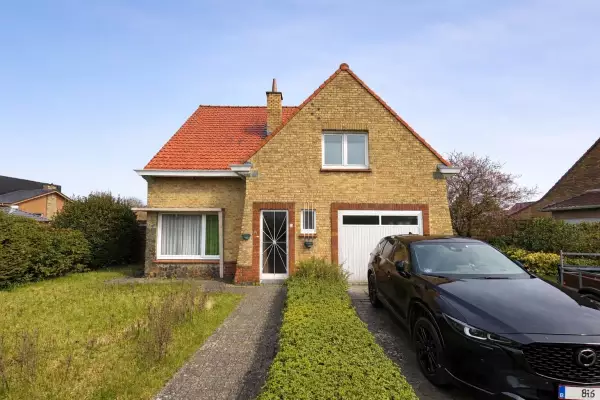 Op te knappen woning te Koksijde-Dorp.