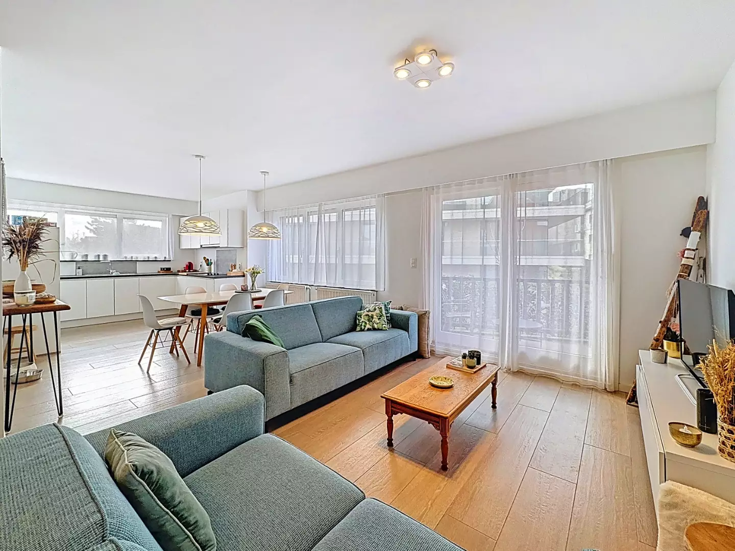 Appartement met twee parkeerplaatsen nabij het strand.