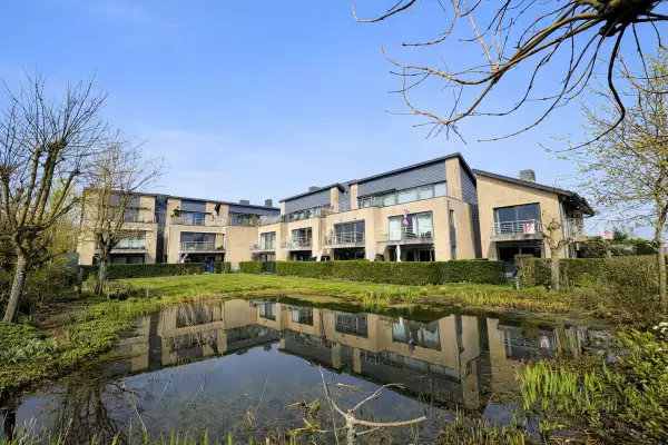 Zongericht appartement met tuintje, parkeerplaats en private kelder.