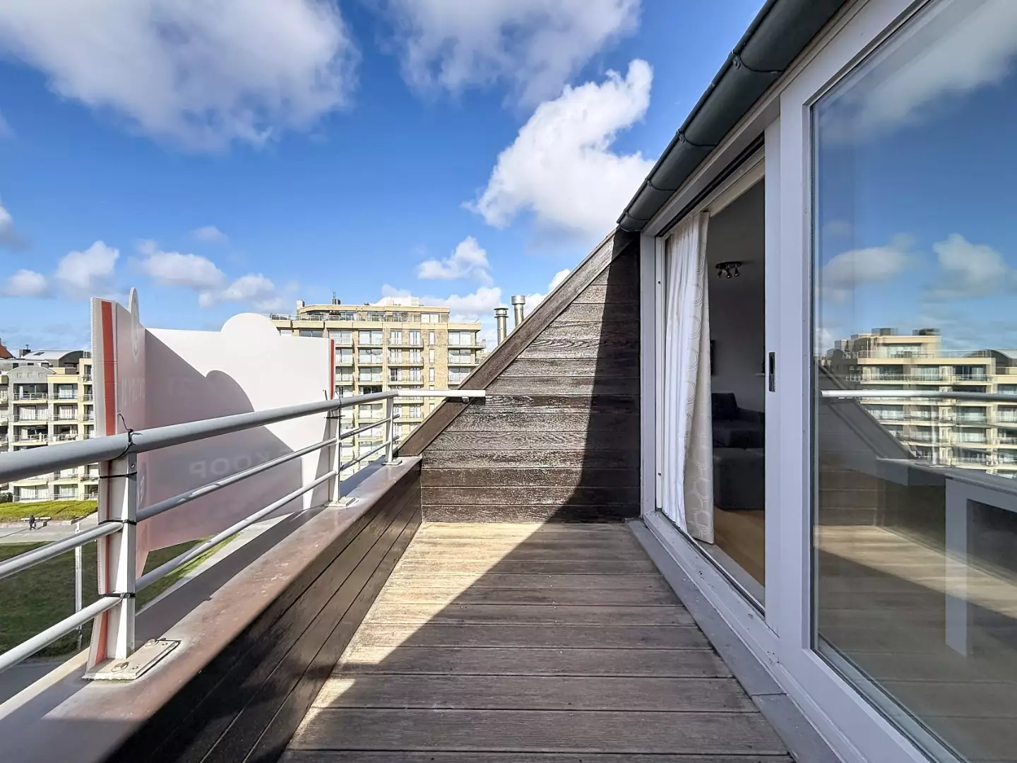 Instapklaar en gemeubeld dakappartement met topligging in Nieuwpoort-Bad