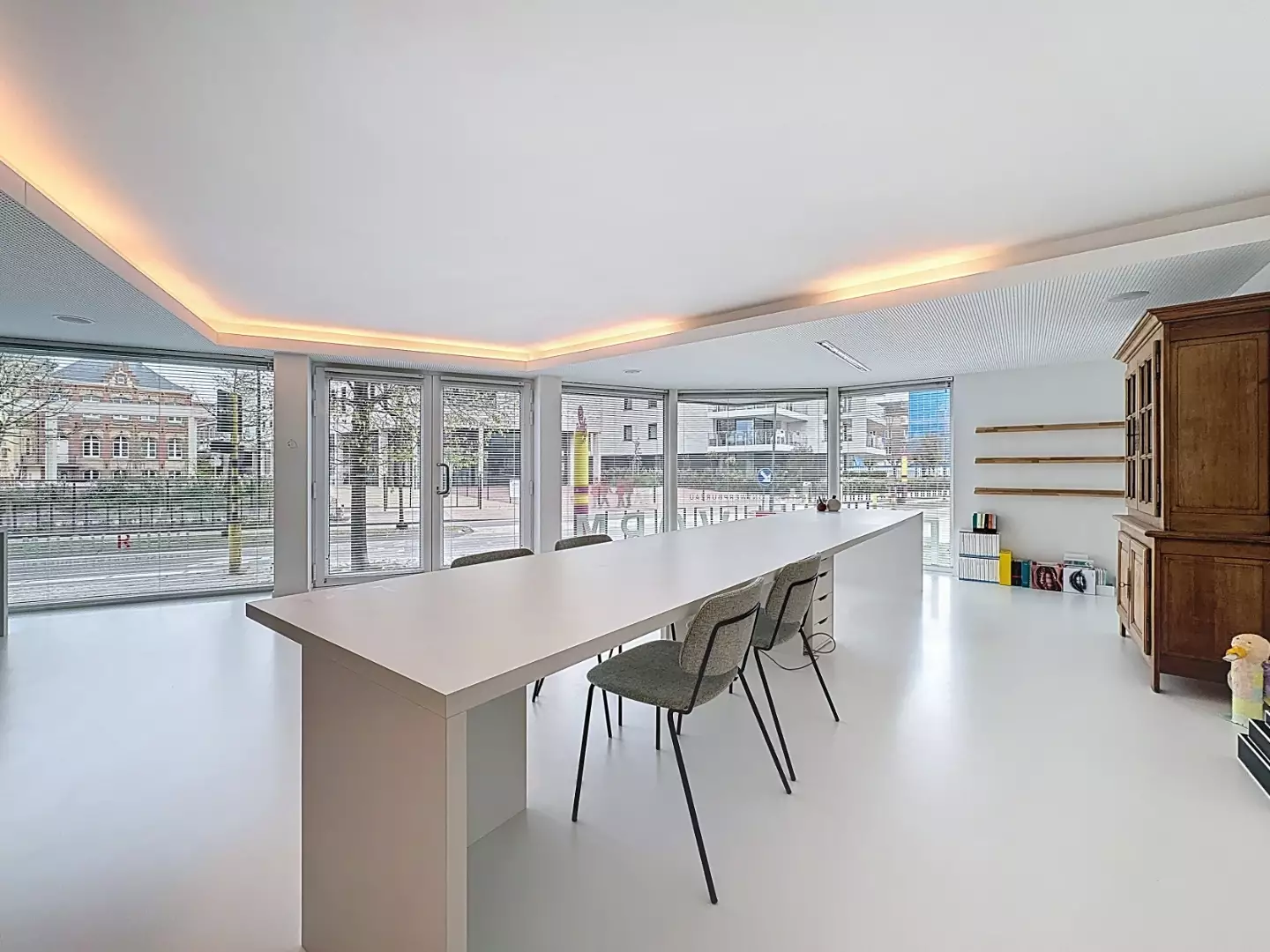 Instapklaar handelspand te koop in De Panne.
