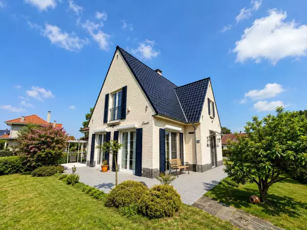Charmante kustvilla met topligging.