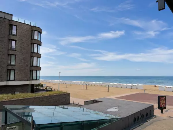 Zongericht appartement met zijdelings zeezicht te Sint-Idesbald.