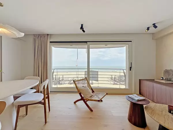 Gerenoveerd appartement op de zeedijk van Koksijde.