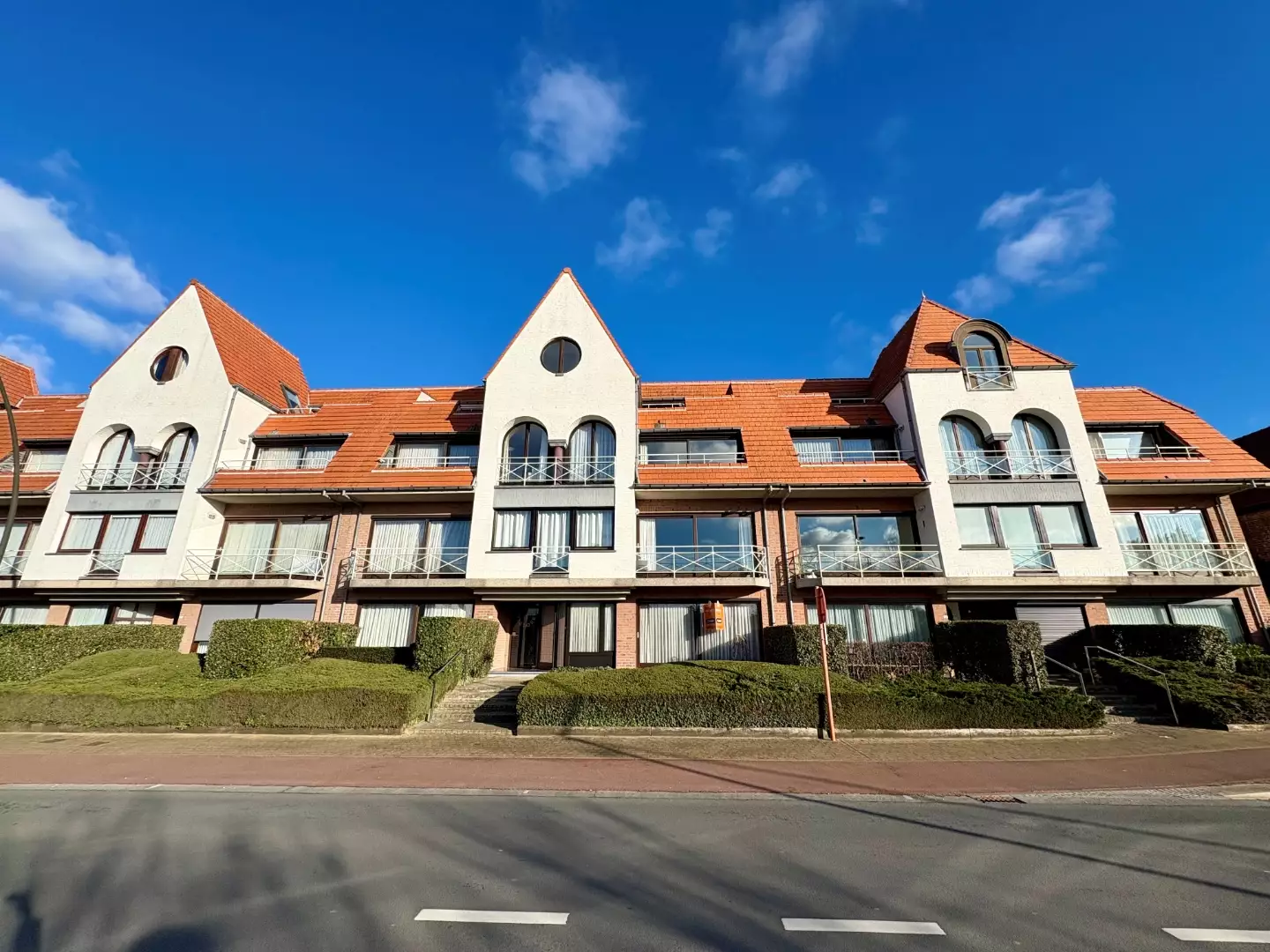 Instapklaar appartement met terras aan voor -en achterzijde.
