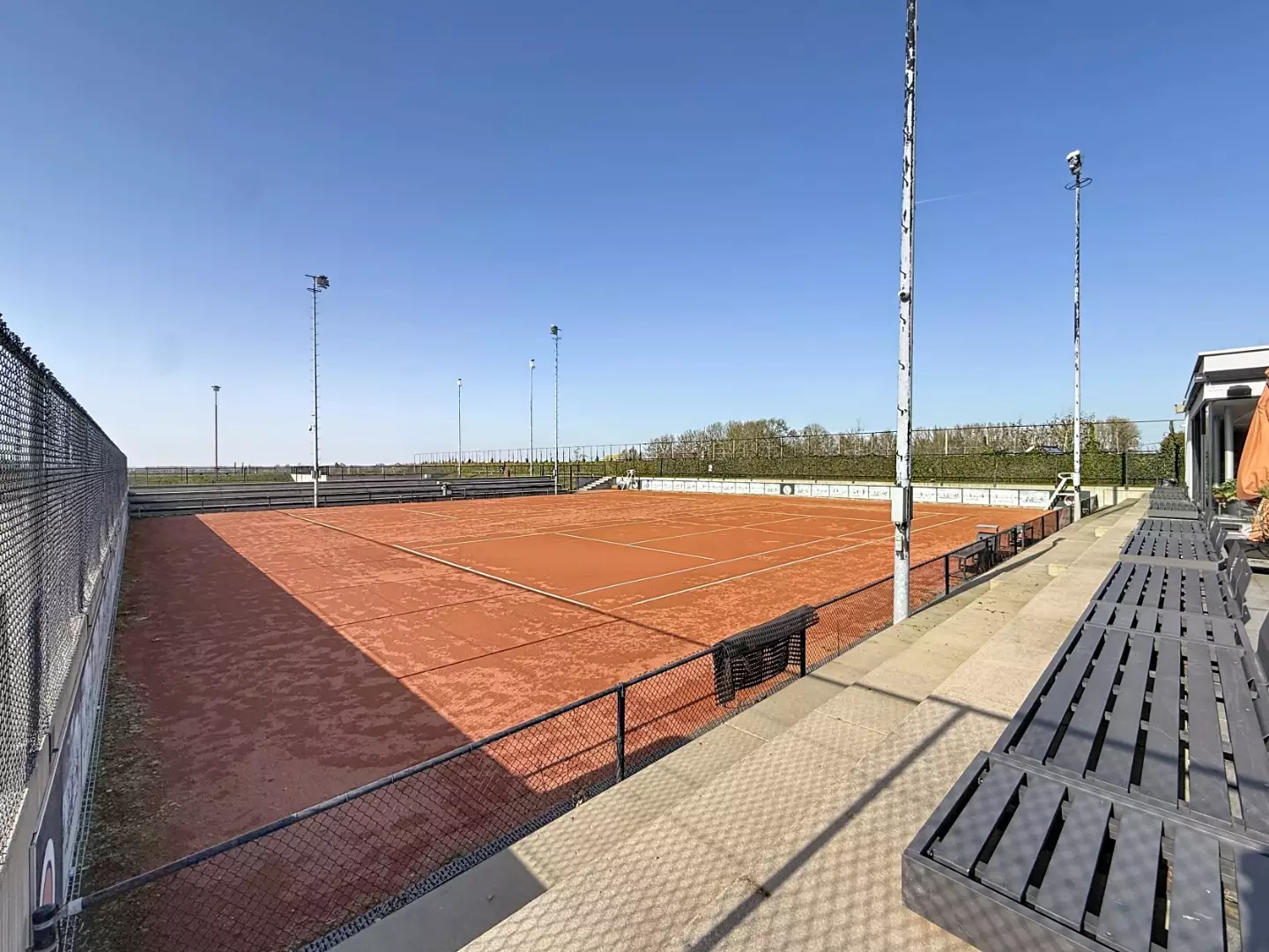 Tenniscomplex met horecagelegenheid te Torhout
