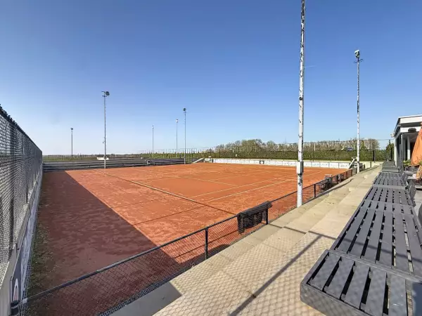 Tenniscomplex met horecagelegenheid te Torhout