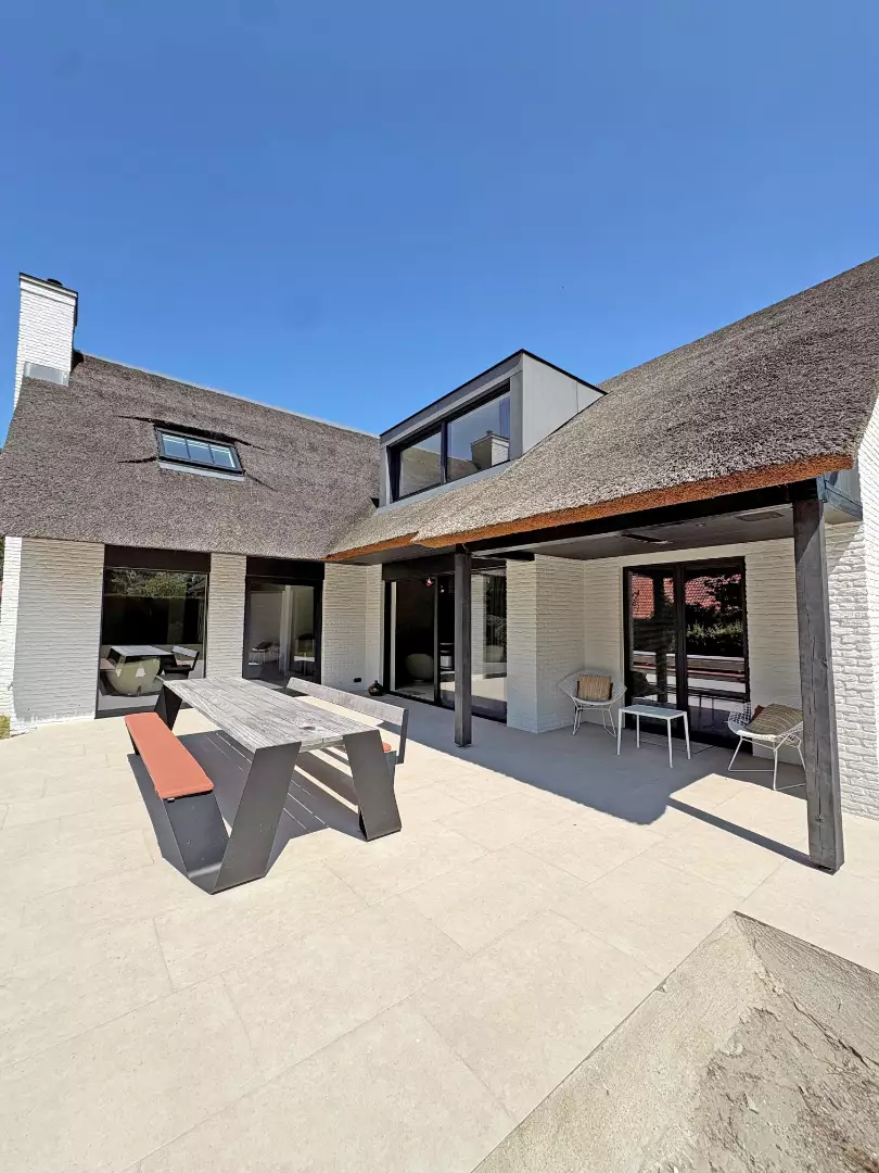 Exclusieve, volledig gerenoveerde villa met 5 slaapkamers en hoogwaardige afwerking.