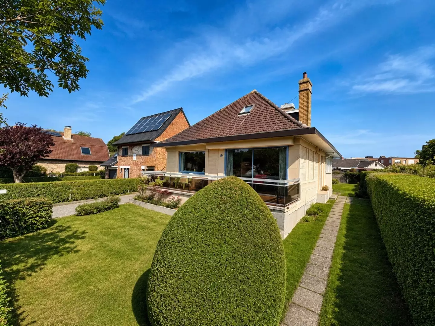 Op te knappen woning met topligging (slaapkamer met badkamer op het glv).
