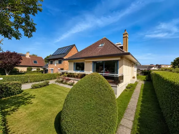 Op te knappen woning met topligging (slaapkamer met badkamer op het glv).