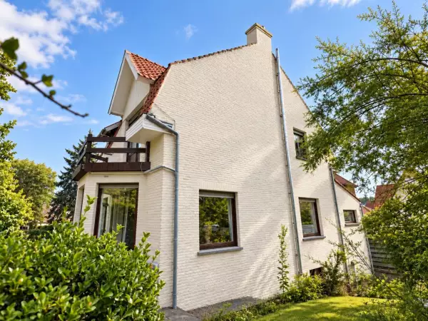Op te knappen woning naast natuurgebied.