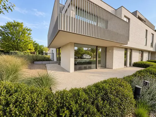 Zongericht hoekappartement te Sint-Idesbald.