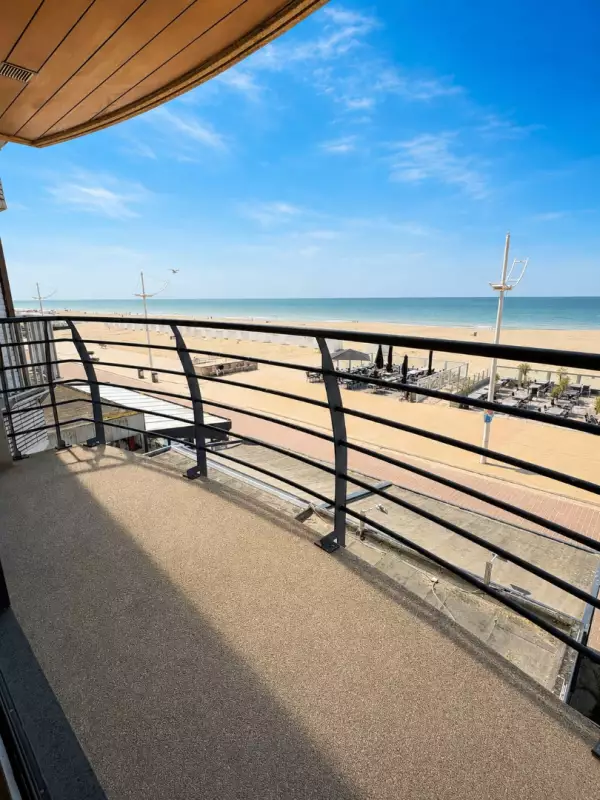 Appartement rénové sur la digue de Coxyde.