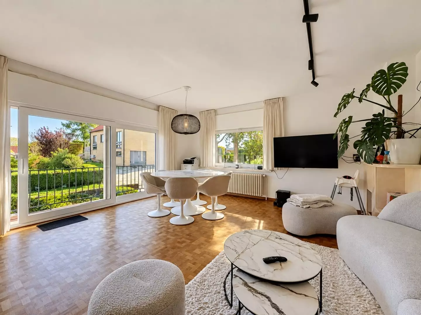 Zongericht appartement met bijhorende garage en kelder.