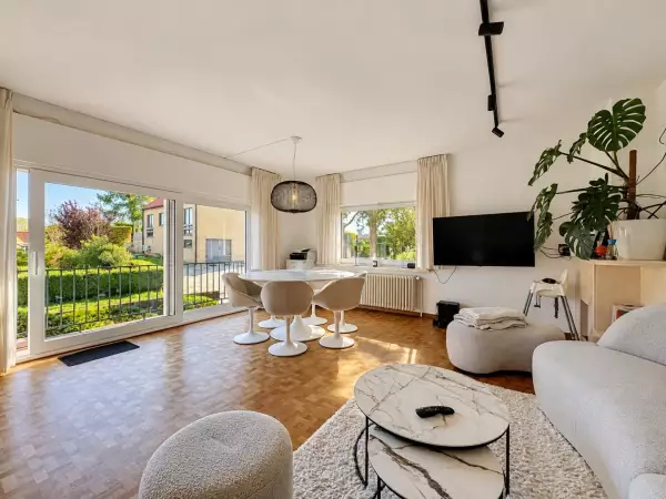 Appartement ensoleillé avec garage et grande cave.