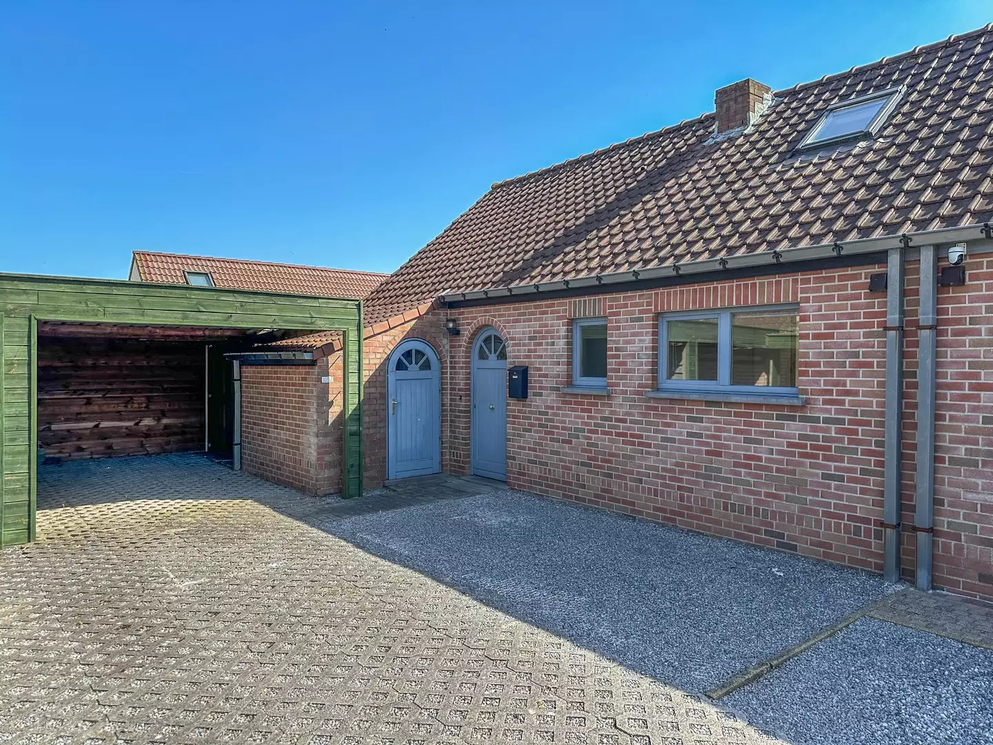 Instapklare vakantiewoning met zonnige tuin en parking.