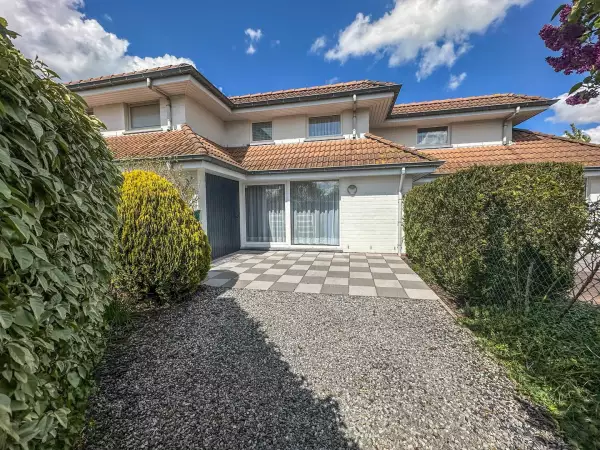 Zongerichte vakantiewoning met gezellig terras, tuin en parking.