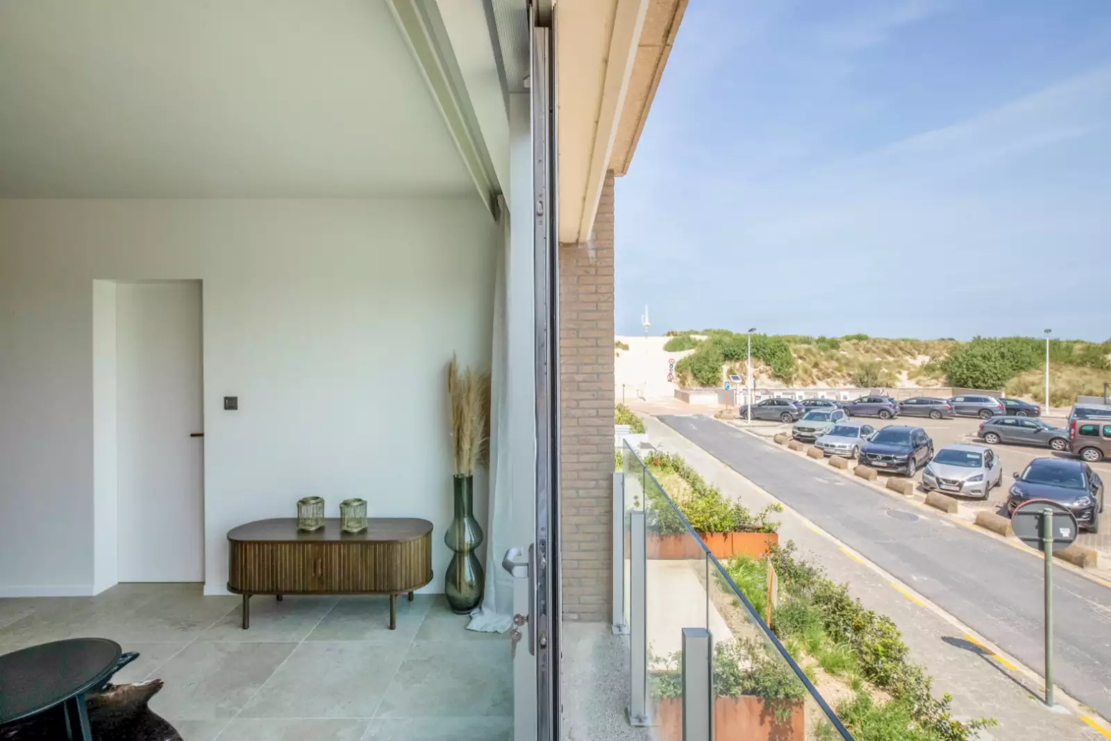Smaakvol gerenoveerd appartement met zicht op de duinen.