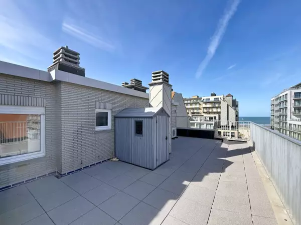 Gerenoveerde penthouse met lateraal  zeezicht te Nieuwpoort-Bad